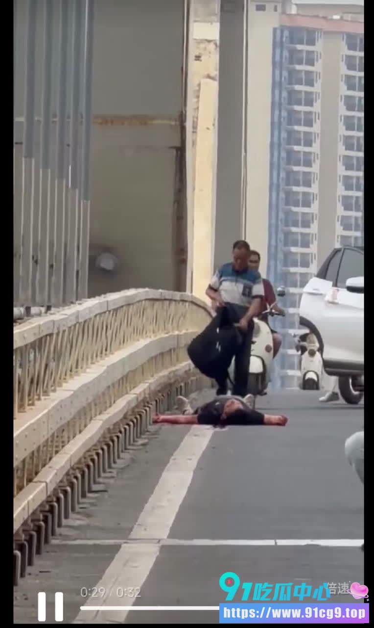 真实版死神来了!😱广西南宁西明桥镰刀割喉案 当街抹脖索命 年轻人吓到弃车狂奔 (2).JPG