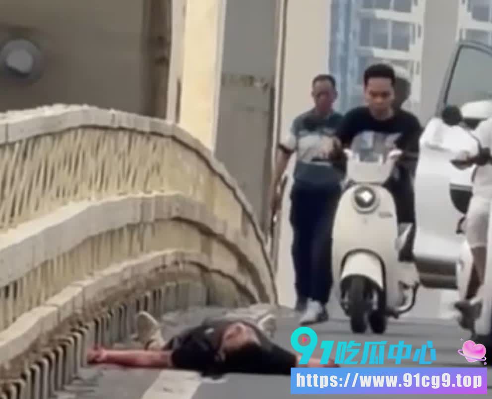 真实版死神来了!😱广西南宁西明桥镰刀割喉案 当街抹脖索命 年轻人吓到弃车狂奔 (1).JPG