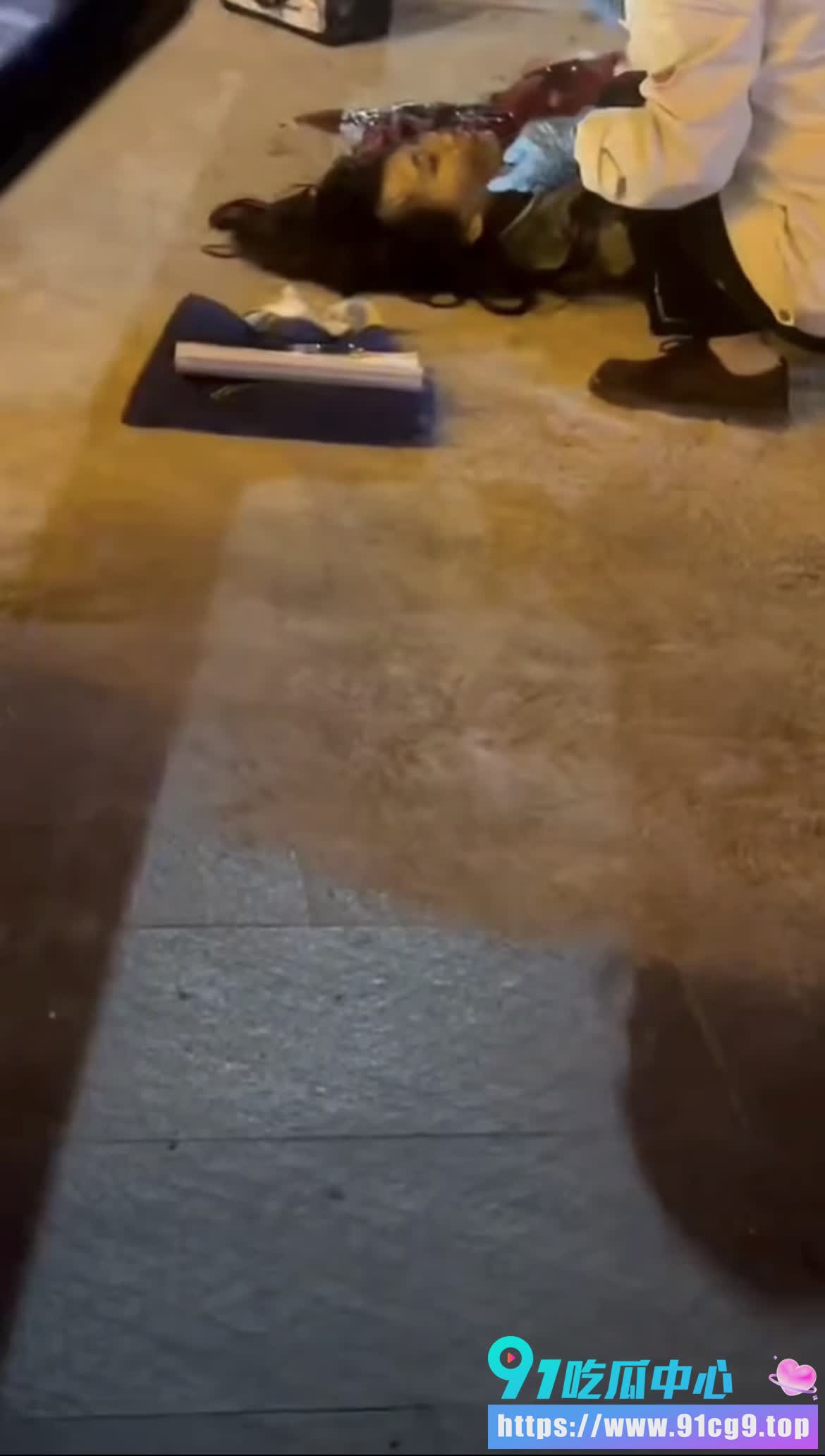 云南曲靖外滩酒吧深夜血案😱两女孩收钱反悔还言语激怒客人 惨遭刀死🔪🩸 (4).jpg