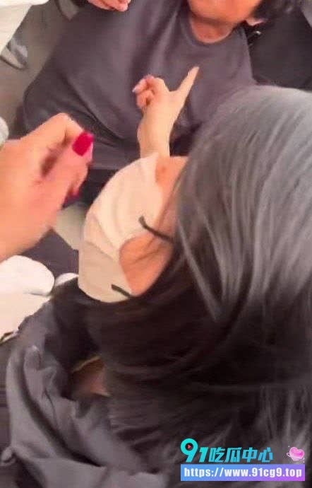震怒😠湖南惊现“最强小三母女” 原配上门反遭羞 渣男竟帮外人暴打岳母? (2).JPG