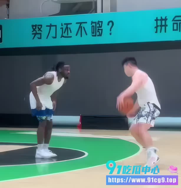 🔥🏀抖音篮球网红 牛教练 直播被黑人脱裤子露鸡巴视频全网曝火! (1).jpg