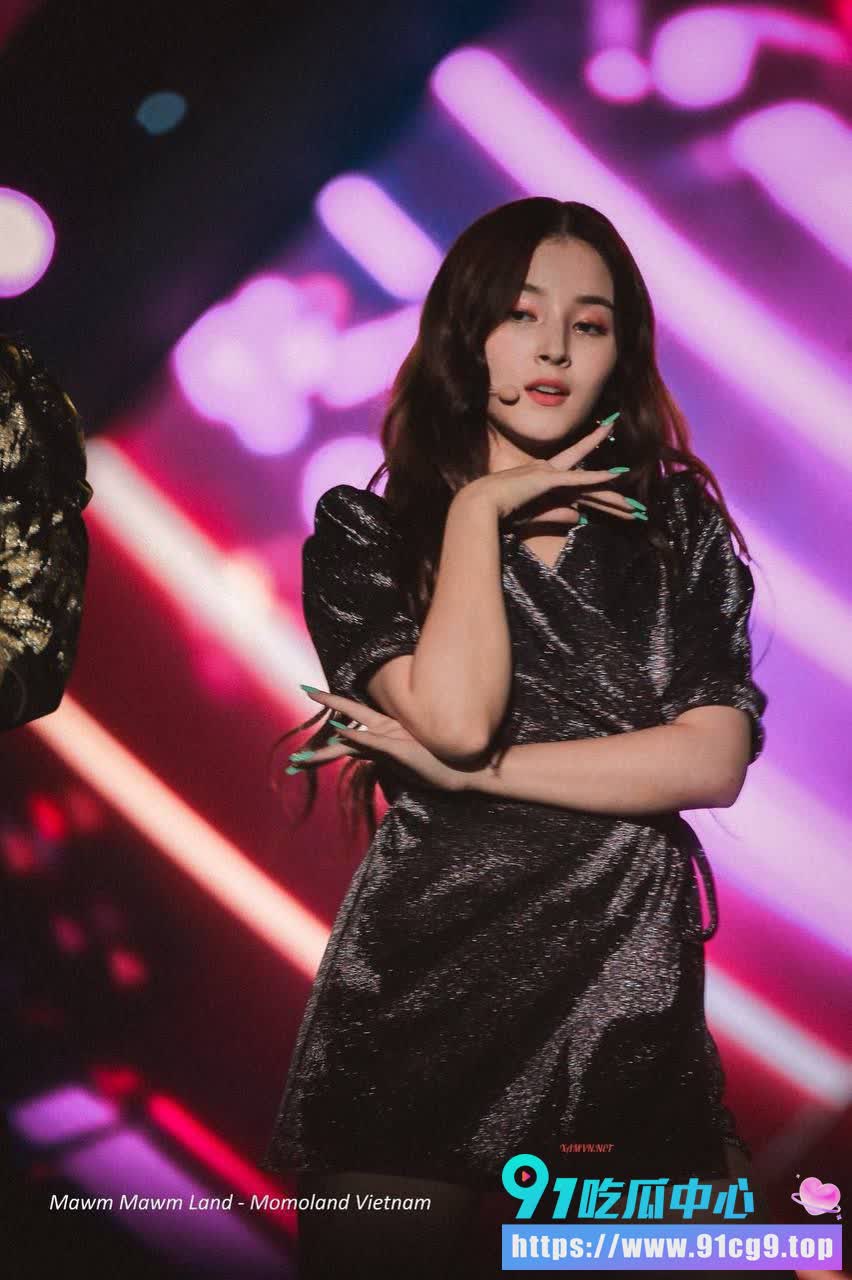 经典必看💥韩国女团MOMOLAND成员 NANCY 后台换装遭偷拍 奶子漏出真实画面疯传全网! (2).JPG
