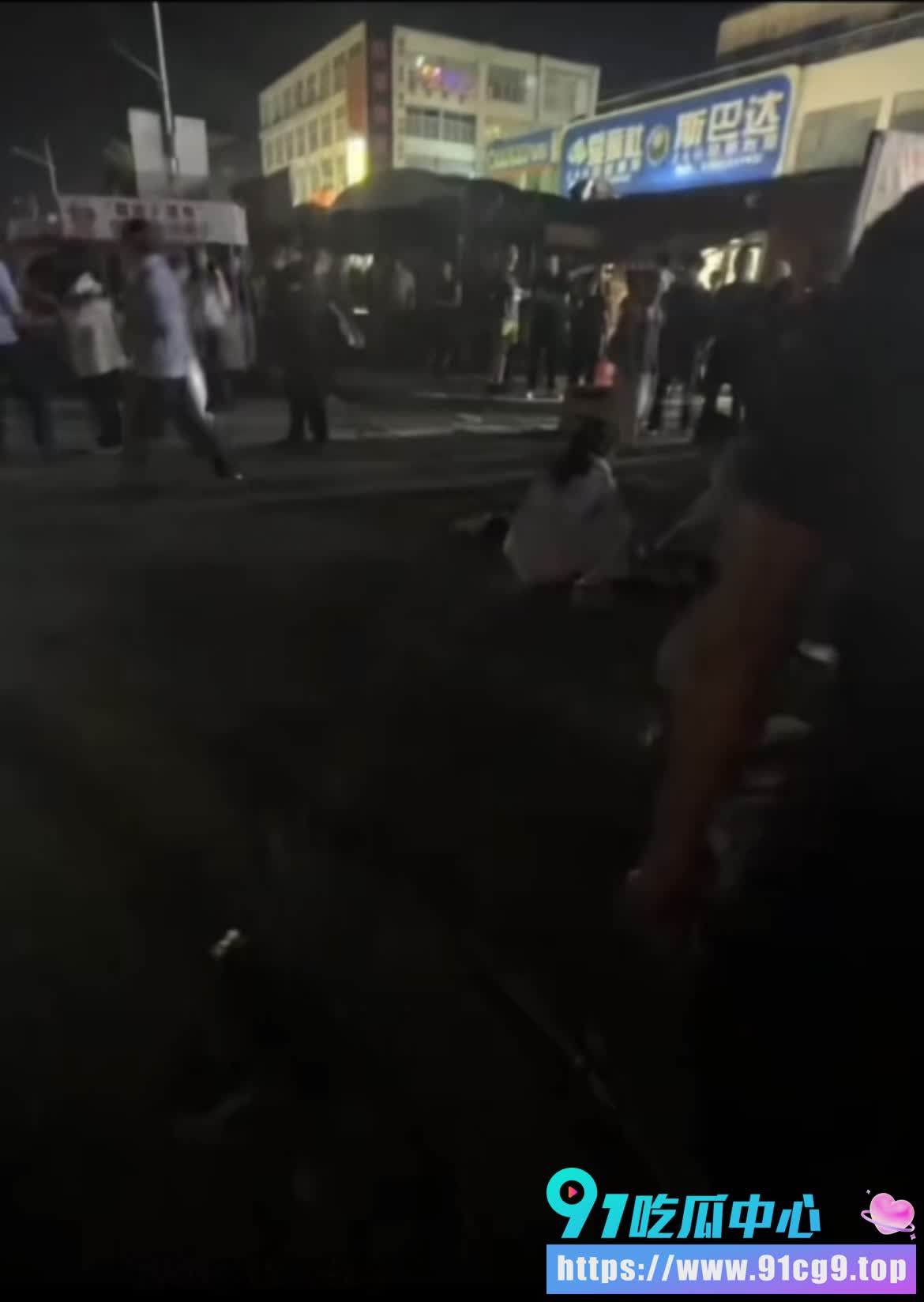 山东济宁学院曲阜校区情杀案 男子狂捅女孩7刀🔪刀刀致命 血流成河血!🩸系因感情纠纷? (3).jpg