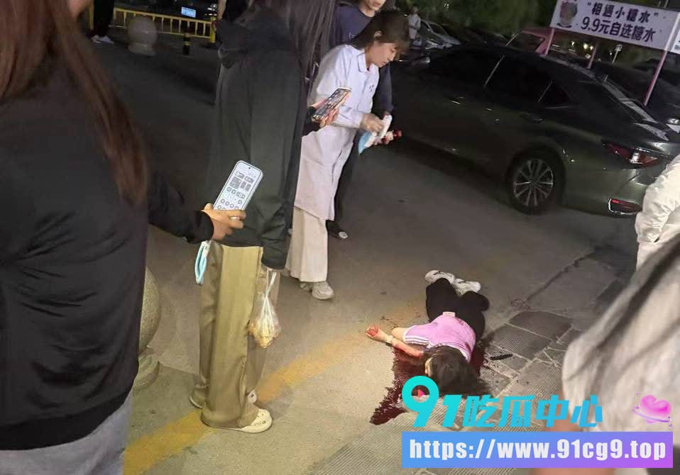 山东济宁学院曲阜校区情杀案 男子狂捅女孩7刀🔪刀刀致命 血流成河血!🩸系因感情纠纷? (5).JPG