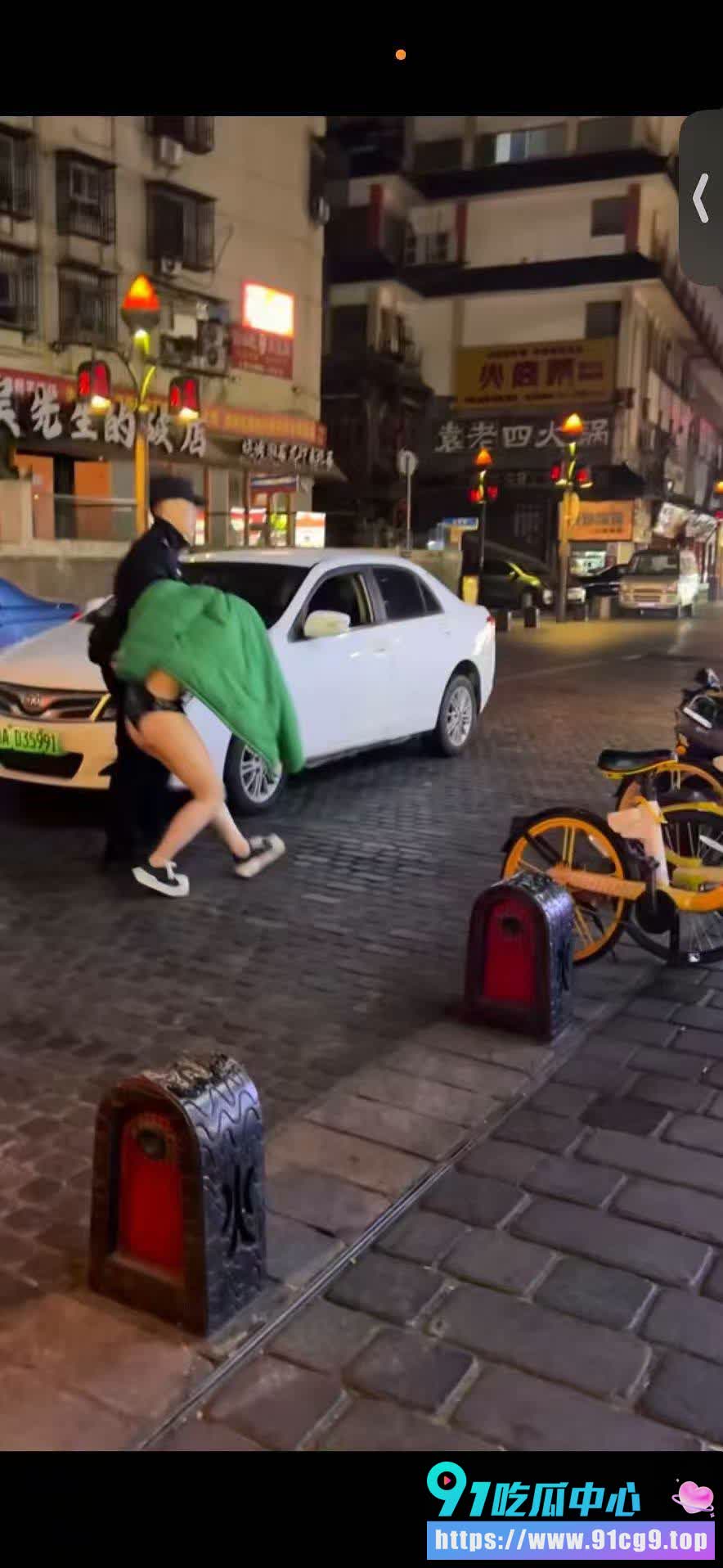 曝搜大瓜🔥🍉长沙解放西五一广场 女子当街给男人口交!超数百人现场围观 见证奇迹快闪?! (3).jpg