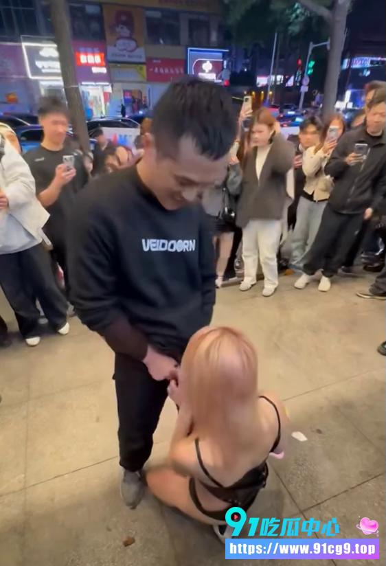 曝搜大瓜🔥🍉长沙解放西五一广场 女子当街给男人口交!超数百人现场围观 见证奇迹快闪?! (5).png
