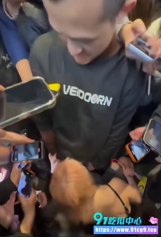 曝搜大瓜🔥🍉长沙解放西五一广场 女子当街给男人口交!超数百人现场围观 见证奇迹快闪?! (1).png