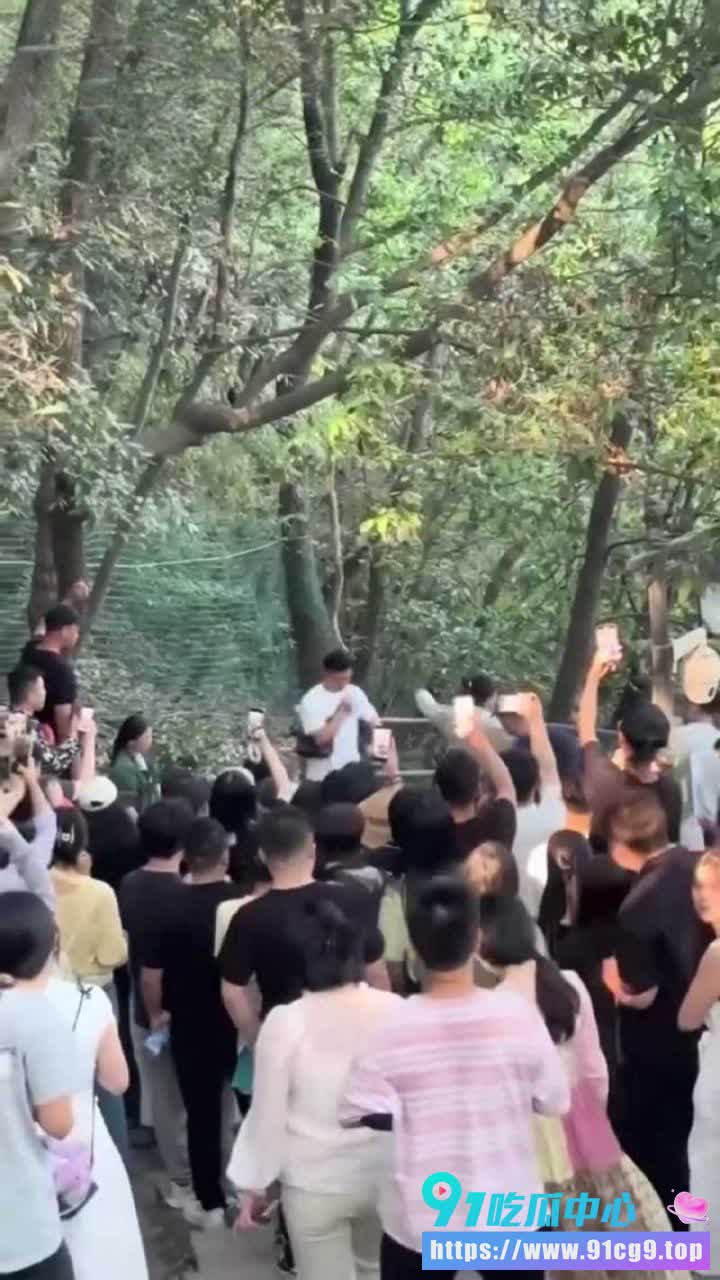 杭州北高峰 情侣爬山互带小三小四 成就“最强撞车”撕逼名场面!💚全员出轨谁也别嫌谁脏 (8).JPG