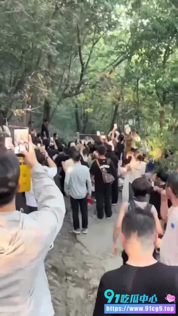 杭州北高峰 情侣爬山互带小三小四 成就“最强撞车”撕逼名场面!💚全员出轨谁也别嫌谁脏 (7).JPG