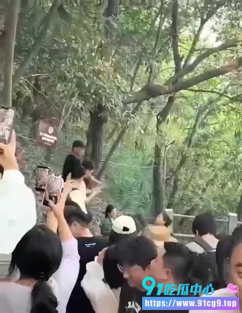 杭州北高峰 情侣爬山互带小三小四 成就“最强撞车”撕逼名场面!💚全员出轨谁也别嫌谁脏 (5).JPG
