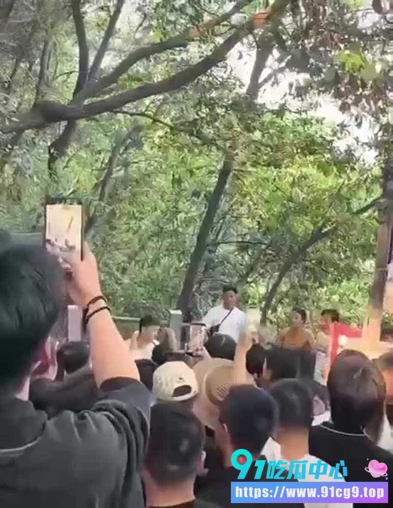 杭州北高峰 情侣爬山互带小三小四 成就“最强撞车”撕逼名场面!💚全员出轨谁也别嫌谁脏 (3).JPG
