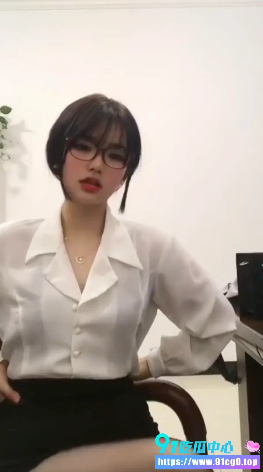 南开大学极品大学生李佳欣给金主私人定制视频 清纯乖乖女的形象没想到直接脱光裸体自拍 反差巨大!6.webp