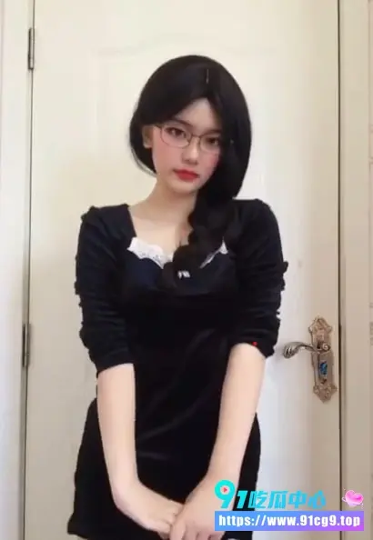 南开大学极品大学生李佳欣给金主私人定制视频 清纯乖乖女的形象没想到直接脱光裸体自拍 反差巨大!3.webp