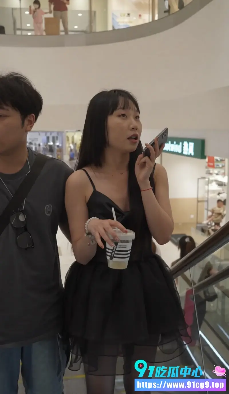 黑纱短裙黑丝妹子和男友商场逛街 超薄黑丝配蕾丝透明内前后格外清晰 这波福利直接安排!6.webp