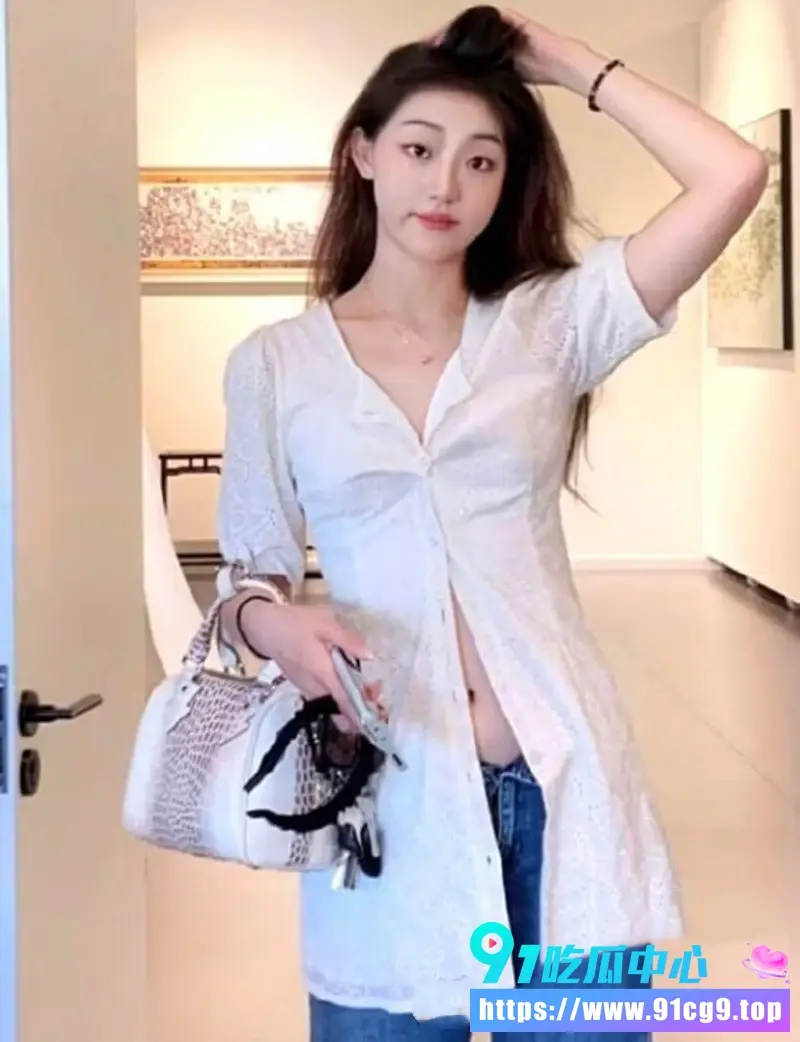 (学生校园)南京艺术学院大四学姐 杨妍 和空姐被金主包养手服私下猛操激情缠绵6.webp