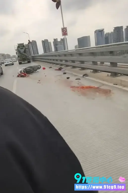 广东江门潮连大桥摩托被碾压 女骑手当场压断 肠子血肉满地 惨不忍睹 (6).webp