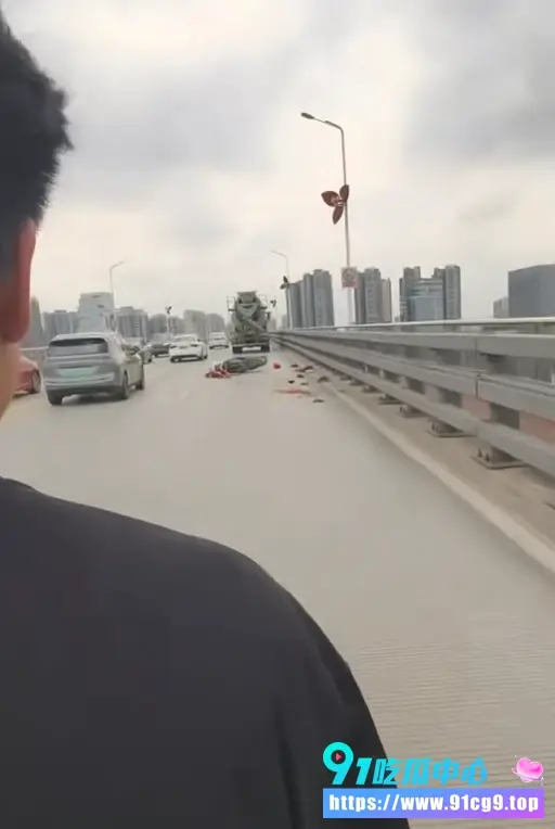 广东江门潮连大桥摩托被碾压 女骑手当场压断 肠子血肉满地 惨不忍睹 (4).webp
