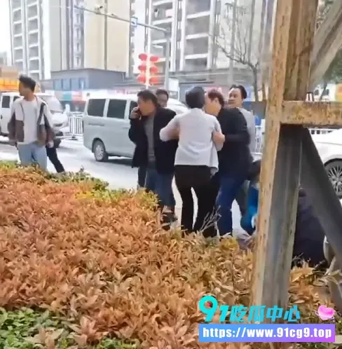 河南济源环卫工人被撞两截惨死白色轿车和SUV连环撞 身体直接断成两段 (6).webp