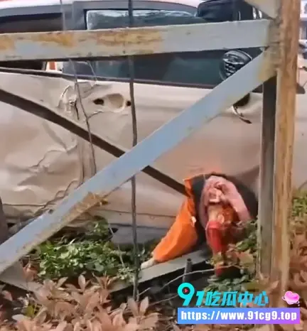 河南济源环卫工人被撞两截惨死白色轿车和SUV连环撞 身体直接断成两段 (5).webp
