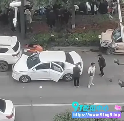 河南济源环卫工人被撞两截惨死白色轿车和SUV连环撞 身体直接断成两段 (1).webp