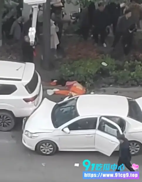 河南济源环卫工人被撞两截惨死白色轿车和SUV连环撞 身体直接断成两段 (2).webp