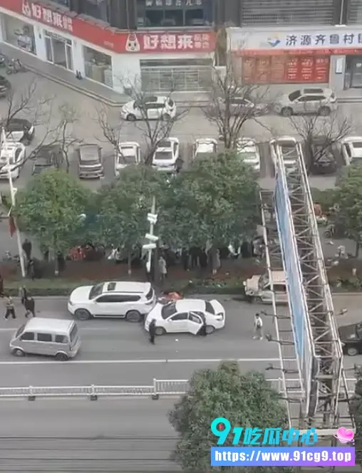 河南济源环卫工人被撞两截惨死白色轿车和SUV连环撞 身体直接断成两段 (4).webp