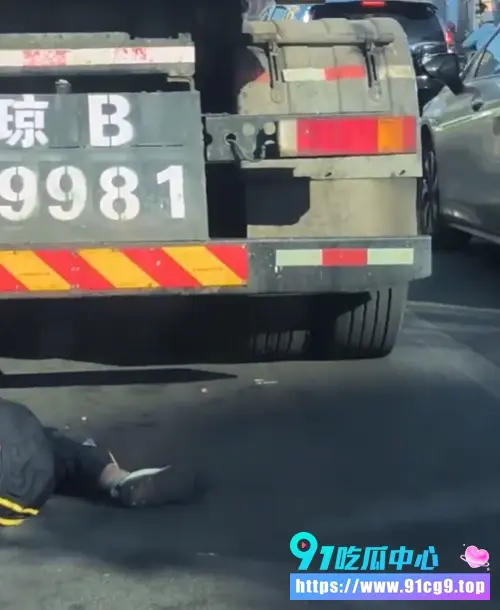 海南三亚凤凰水城垃圾车碾压惨案男子当场爆头成一滩肉泥 血肉横飞现场太惨烈 (6).webp