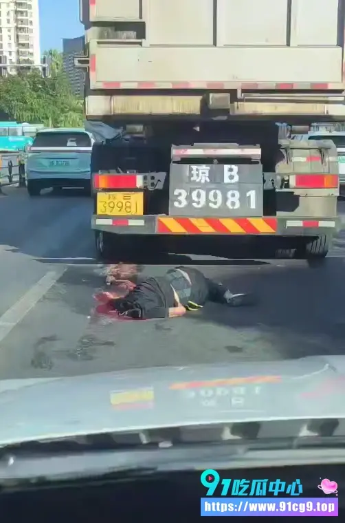 海南三亚凤凰水城垃圾车碾压惨案男子当场爆头成一滩肉泥 血肉横飞现场太惨烈 (5).webp