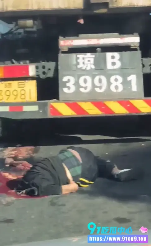 海南三亚凤凰水城垃圾车碾压惨案男子当场爆头成一滩肉泥 血肉横飞现场太惨烈 (4).webp
