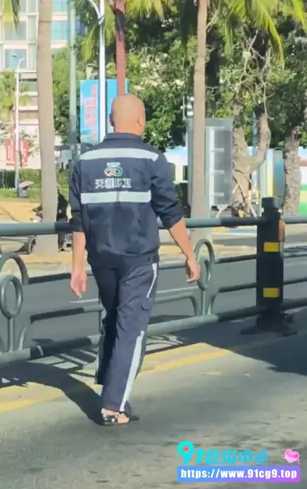 海南三亚凤凰水城垃圾车碾压惨案男子当场爆头成一滩肉泥 血肉横飞现场太惨烈 (2).webp