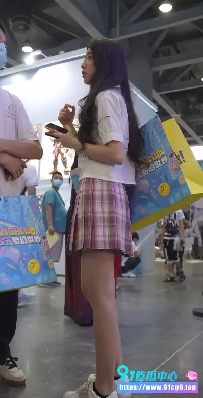 大学生JK美少女 带舔狗逛漫展被透心凉激情抄底!蕾丝粉内露毛前后拍太顶了! (1).webp
