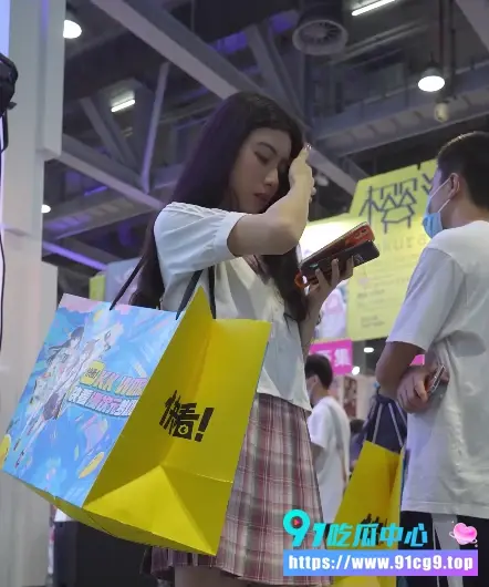 大学生JK美少女 带舔狗逛漫展被透心凉激情抄底!蕾丝粉内露毛前后拍太顶了! (1).webp