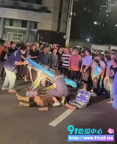 奇葩!重庆一广场舞大妈跳舞时竟被车直接撞飞!?当场倒地不起躺在血泊中🩸 (1).webp