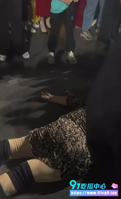 奇葩!重庆一广场舞大妈跳舞时竟被车直接撞飞!?当场倒地不起躺在血泊中🩸 (3).webp