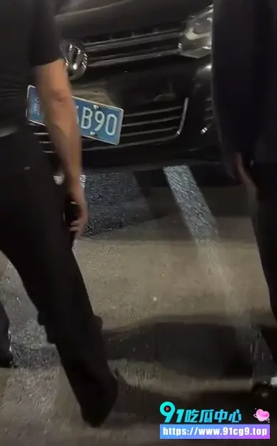 奇葩!重庆一广场舞大妈跳舞时竟被车直接撞飞!?当场倒地不起躺在血泊中🩸 (2).webp
