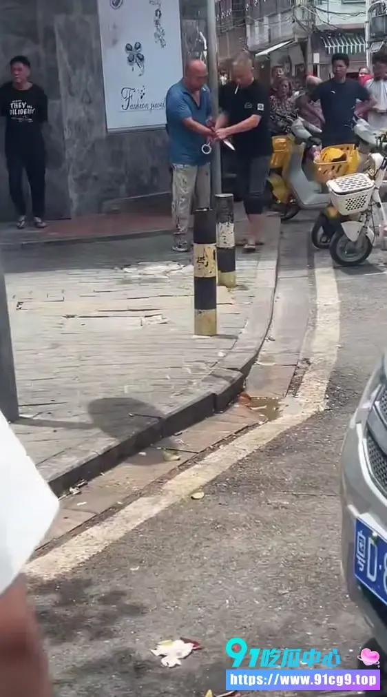 【社会逸闻】广东汕头街头卖红薯小贩因四毛五毛口角 蓝衣光头男子情绪失控持刀连捅致人倒地 (7).webp
