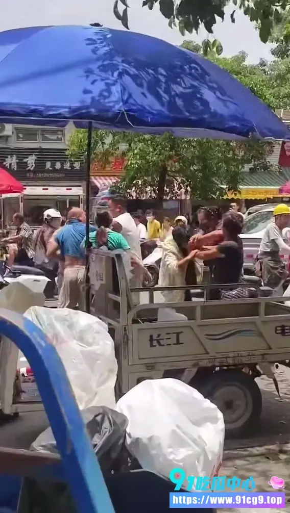 【社会逸闻】广东汕头街头卖红薯小贩因四毛五毛口角 蓝衣光头男子情绪失控持刀连捅致人倒地 (8).webp
