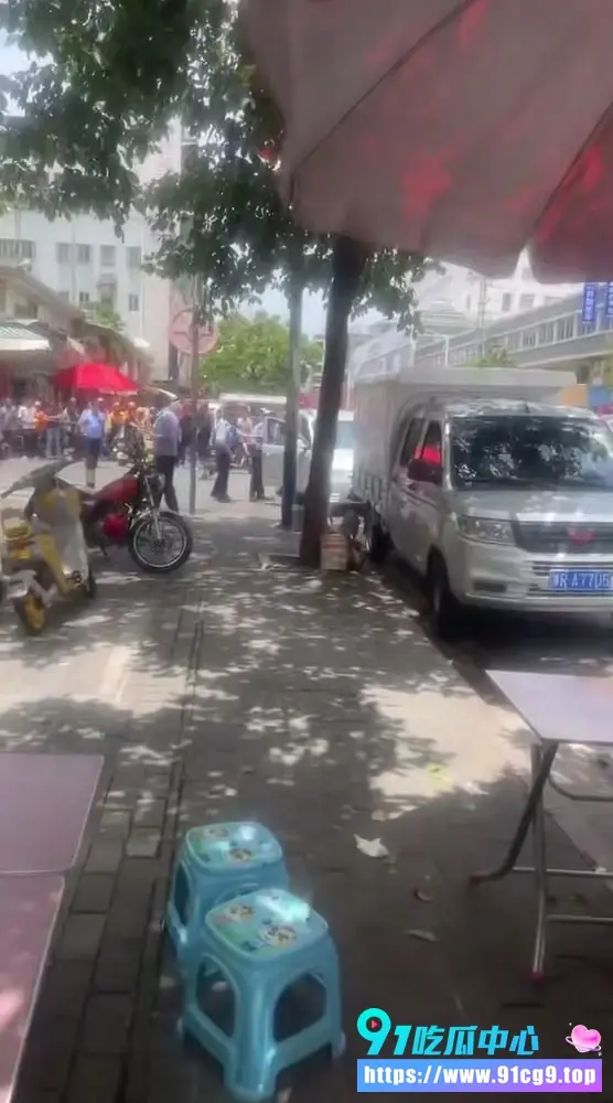 【社会逸闻】广东汕头街头卖红薯小贩因四毛五毛口角 蓝衣光头男子情绪失控持刀连捅致人倒地 (1).webp