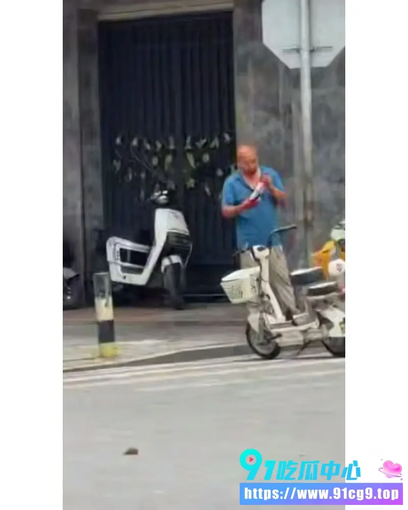 【社会逸闻】广东汕头街头卖红薯小贩因四毛五毛口角 蓝衣光头男子情绪失控持刀连捅致人倒地 (2)_WH_800x1000px.webp