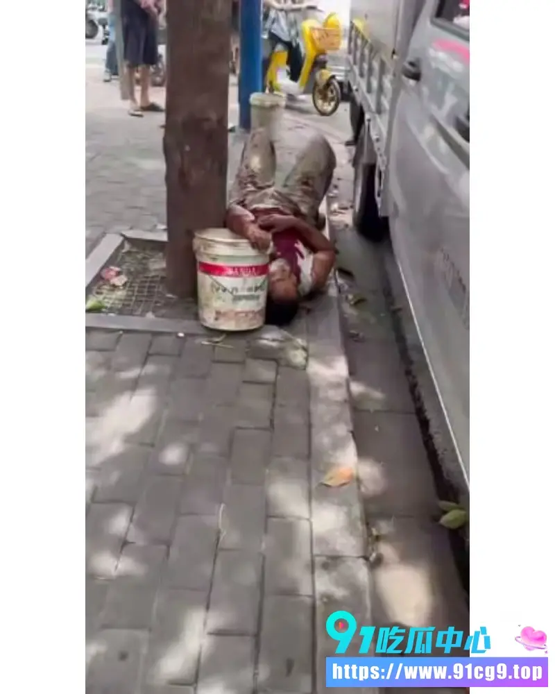 【社会逸闻】广东汕头街头卖红薯小贩因四毛五毛口角 蓝衣光头男子情绪失控持刀连捅致人倒地 (3)_WH_800x1000px.webp