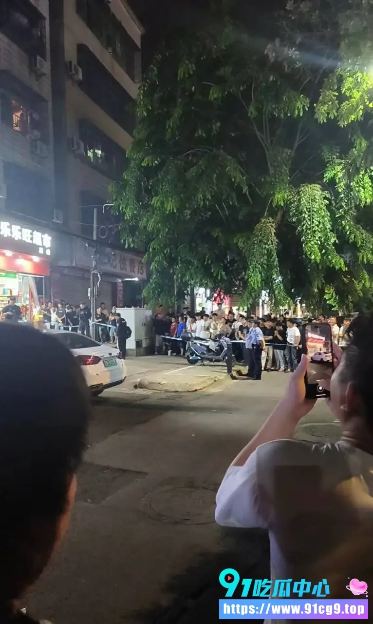 海口高登东街惊现血案酒吧女孩疑因分手被男友抹脖子 (1).webp