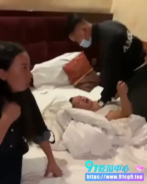 实拍!酒店捉奸经典 男子酒店堵门捉奸老婆和小三 扇耳光狂殴痛打 太解气了😱 (3).webp