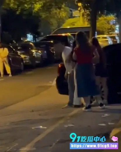 【每日吃瓜】#三女打一男 #全程含妈量极高 沭阳街头真实群殴视频来了! (1).webp