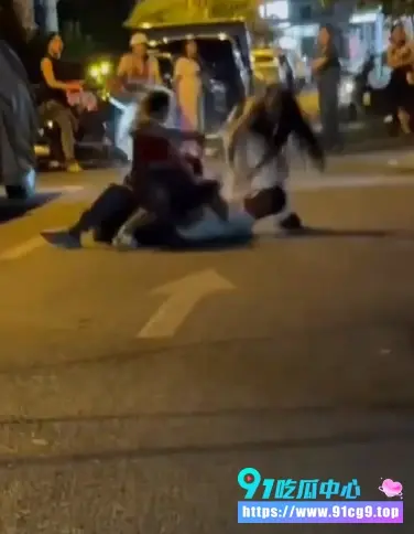 【每日吃瓜】#三女打一男 #全程含妈量极高 沭阳街头真实群殴视频来了! (4).webp
