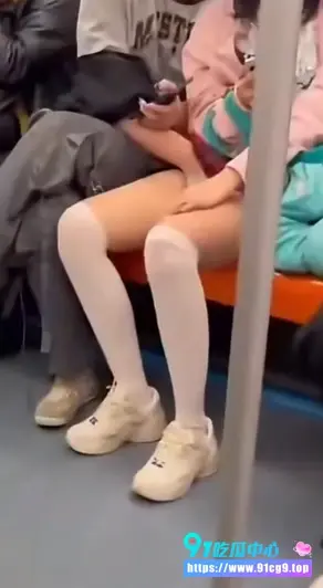 【地铁偷拍】地铁上COS搭子被当众扣到花枝乱颤!白丝小仙女腿软颤抖,粉衣姐妹掩面羞耻,现场太刺激了 (3).webp