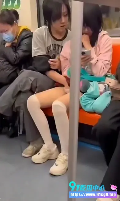 【地铁偷拍】地铁上COS搭子被当众扣到花枝乱颤!白丝小仙女腿软颤抖,粉衣姐妹掩面羞耻,现场太刺激了 (1).webp