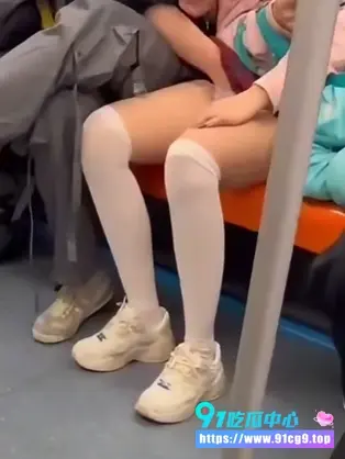 【地铁偷拍】地铁上COS搭子被当众扣到花枝乱颤!白丝小仙女腿软颤抖,粉衣姐妹掩面羞耻,现场太刺激了 (2).webp