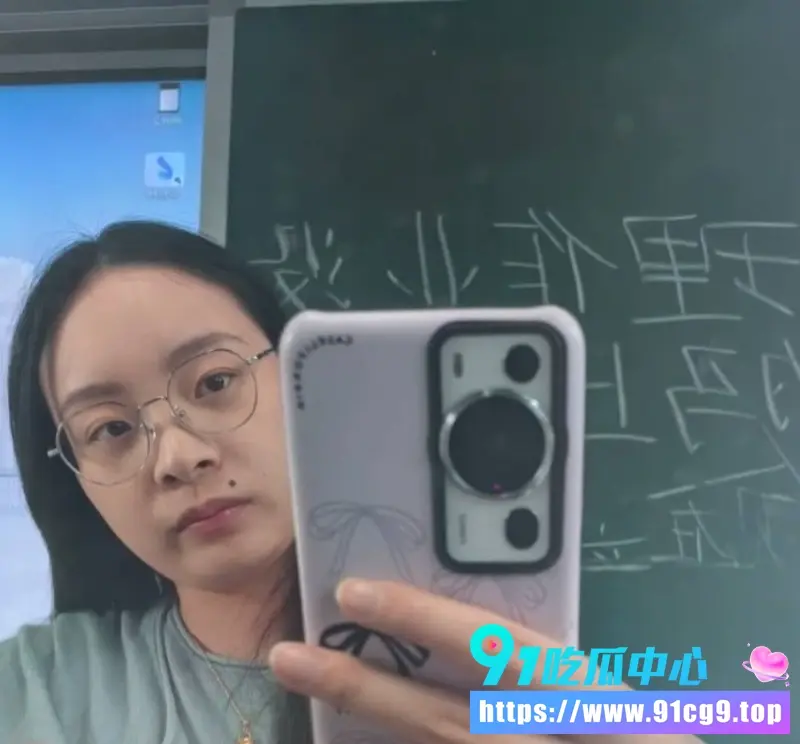 河北保定物理老师 宋津莉 实锤大瓜!🔥白天严肃人民教师 晚上性爱母狗口交私密视频曝光 (1).webp