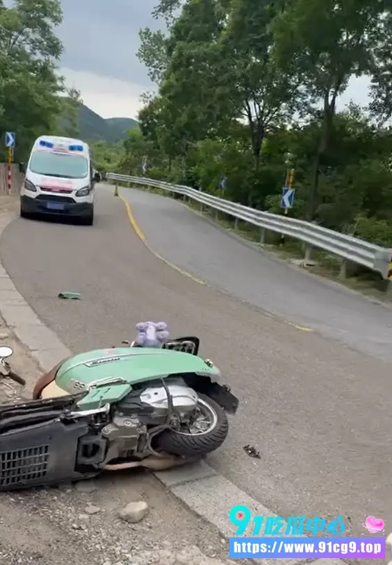 无牌照奥迪S 山路越线撞飞绿色小电摩!🏍️妹子躺倒在地 无牌+仅交强险 聊天记录爆料! (5).webp