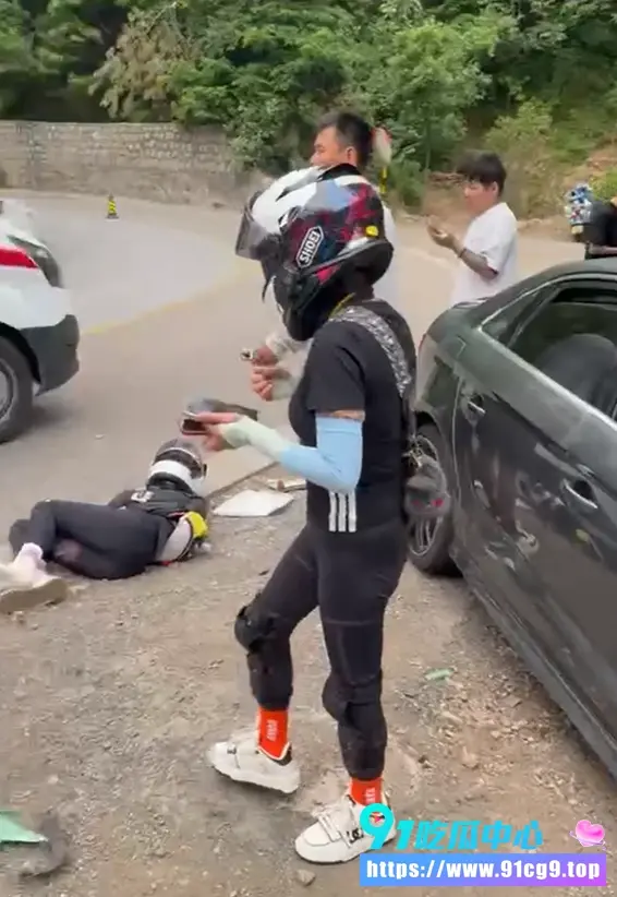 无牌照奥迪S 山路越线撞飞绿色小电摩!🏍️妹子躺倒在地 无牌+仅交强险 聊天记录爆料! (6).webp